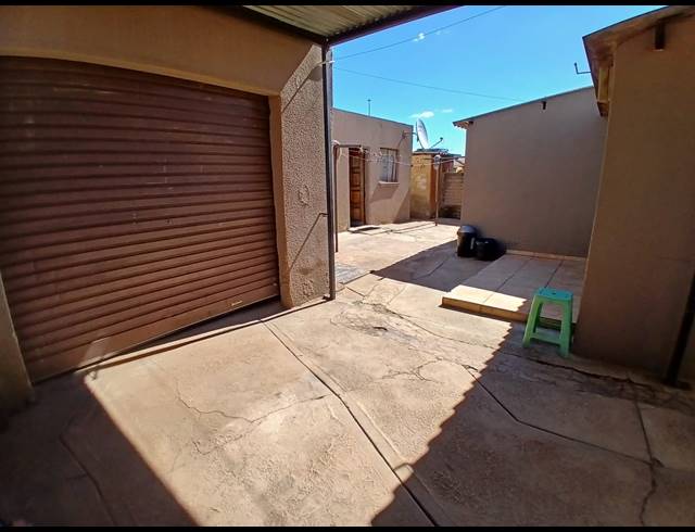 2 BEDROOM HOUSE FOR SALE IN SEBOKENG ZONE 11